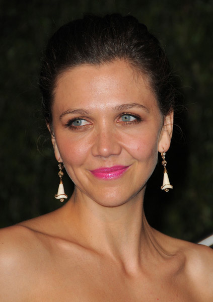 At the awards, Maggie Gyllenhaal boasted bright lips with Schiap Lipstick, 