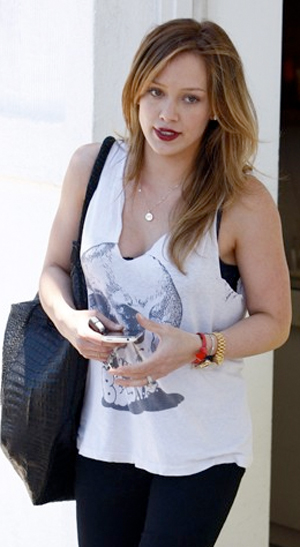 Hilary Duff Hops Into Hair Salon: Photo 2434525