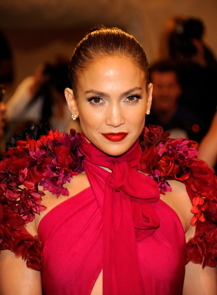 hot pink eyeliner. red carpet with a hot pink